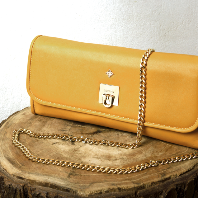 Clutch in yellow napa convertible in shoulder bag. Closure and chain gold color